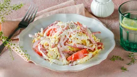 Салат из пекинской капусты с помидорами, сыром и колбасой