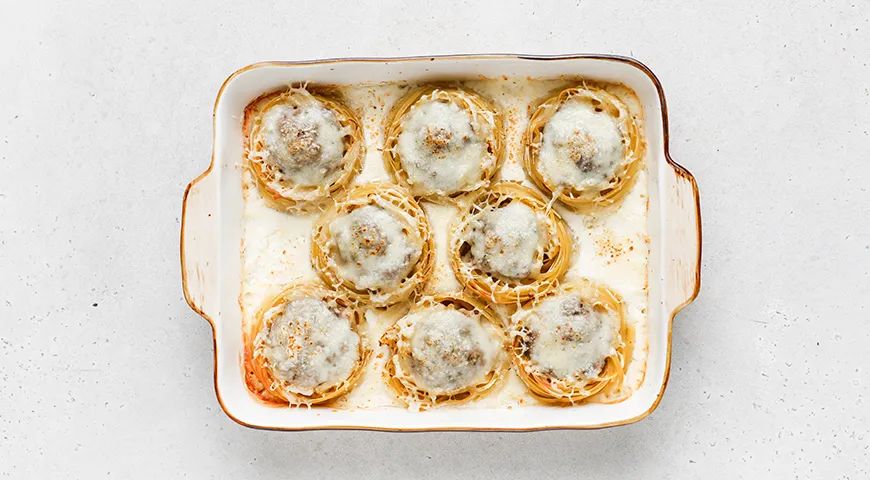 Макароны-«гнезда» с фаршем под сметанным соусом