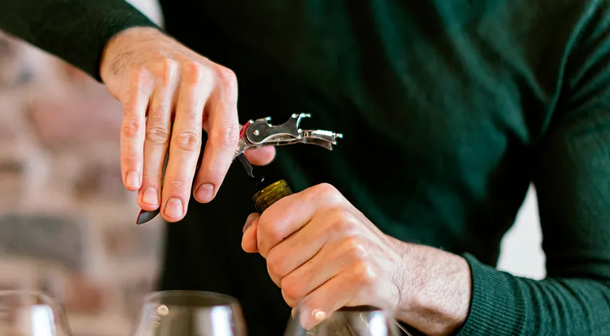 Если пробка сломалась, используйте штопор, чтобы избежать неконтролируемого выстрела