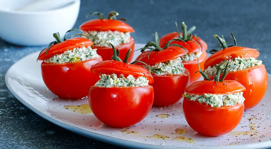Фаршированные острым творогом помидоры