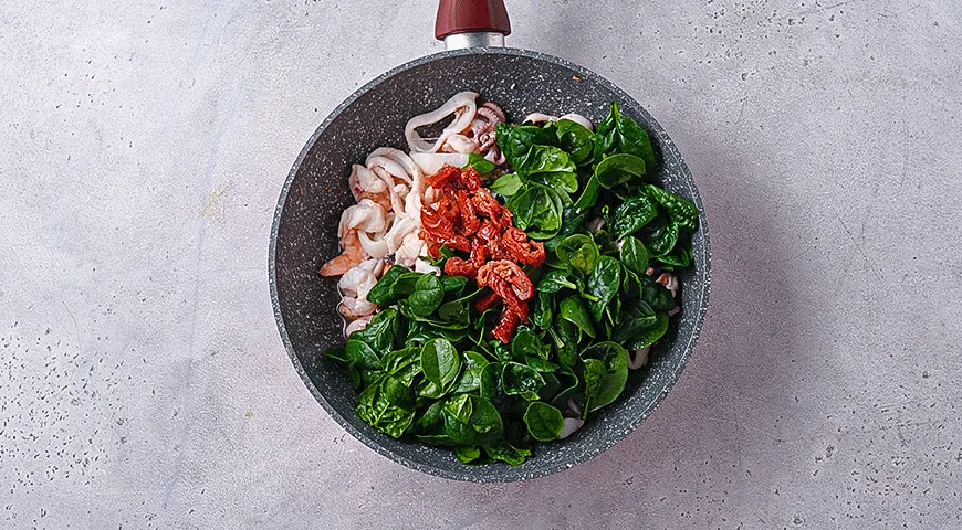 Паста с морепродуктами, шпинатом и вялеными томатами