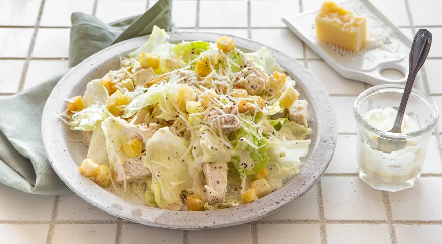 Салат «Цезарь» с айсбергом и йогуртом