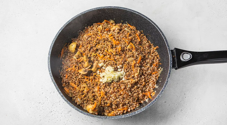 Гречка с шампиньонами и морковью в сковороде