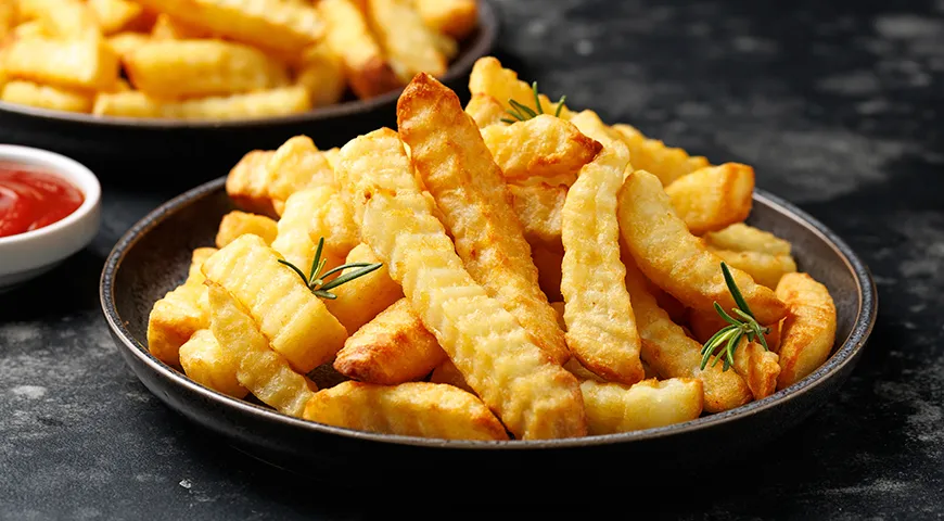 Один из самых распространенных видов картофеля фри — волнистые ломтики (curly или crinkle-cut)