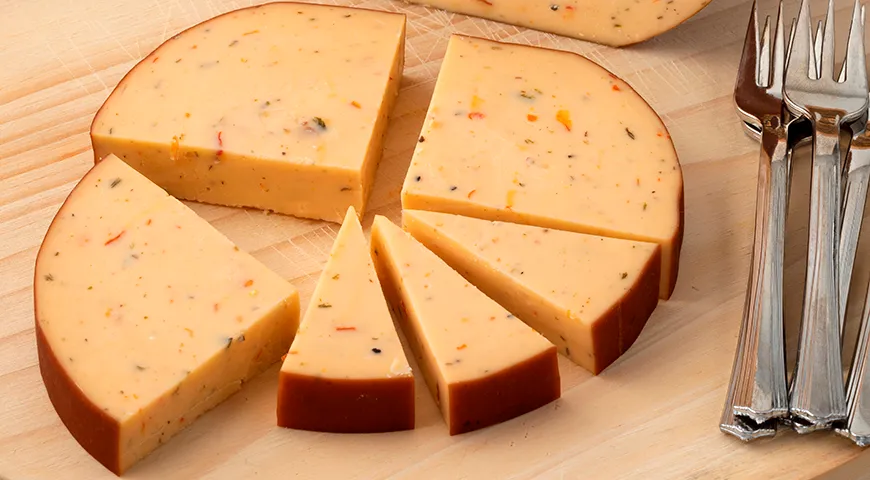 Сыр колбасный копченый с паприкой и чесноком