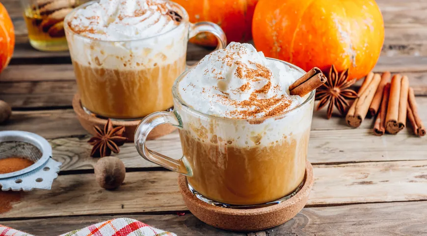 Существуют сезонные версии латте, например, пряный тыквенный латте