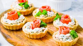 Тарталетки с красной рыбой