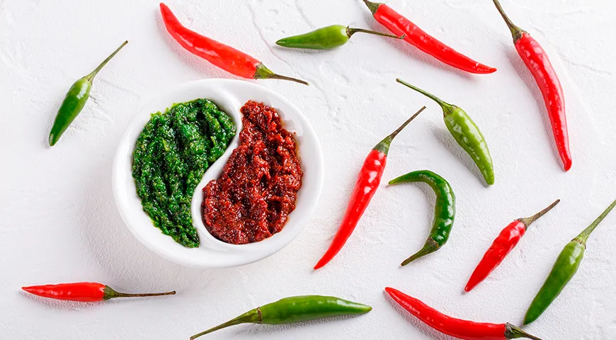 В грузинской кухне встречаются два вида аджики: зеленая — с травянистым вкусом, и красная — острая и ароматная