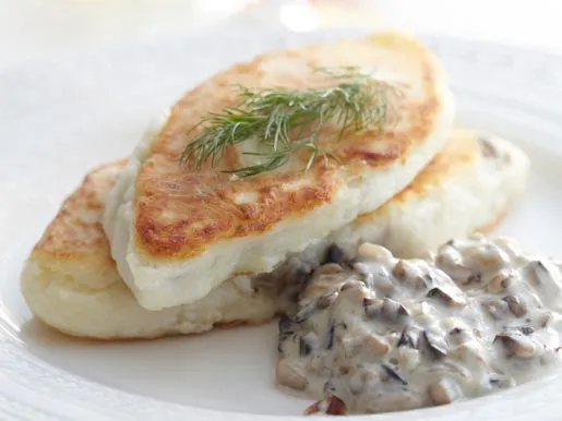 Картофельные котлеты с грибной начинкой и грибным соусом