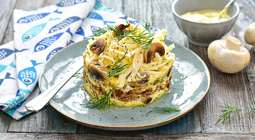 Рецепт салата с плавленым сыром и шпротами