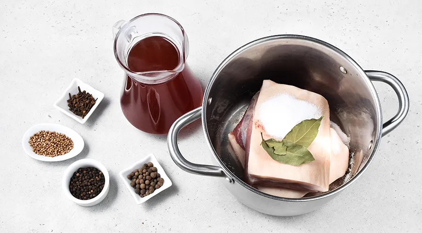 Свиные щечки в луковой шелухе