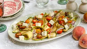 Салат с жареными кабачками, помидорами и маринованной фетой