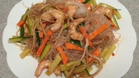 Фунчоза с королевскими креветками, грибами эноки и овощами