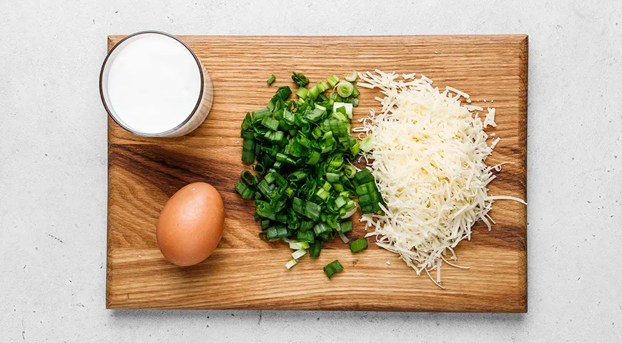 Сырные палочки на кефире с зеленым луком на сковороде