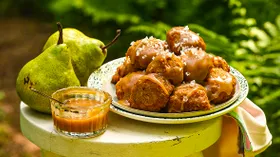 Пончики с грушей и соленой карамелью