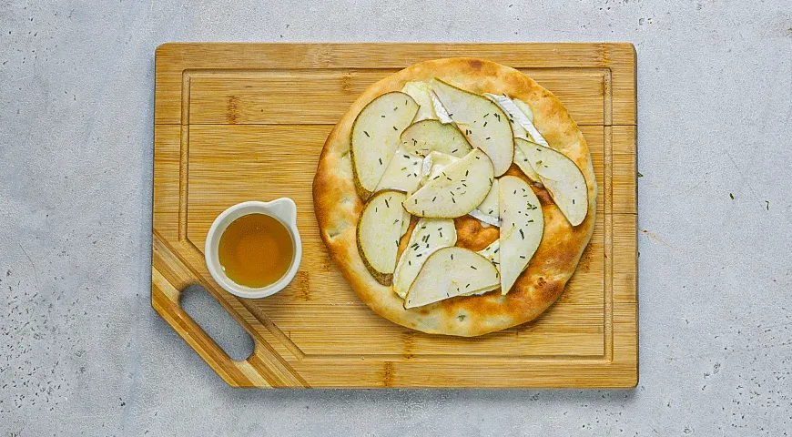 Лепешки с грушей и бри