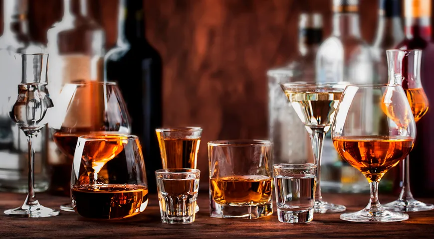 Крепкий алкоголь разжигает аппетит — праздничный стол может неприятно удивить, если сложить все калории