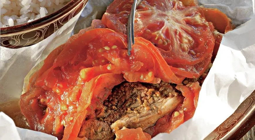 Баранья корейка, запеченная с помидорами