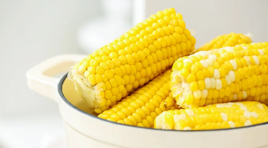 На энергетическую ценность кукурузы влияет способ приготовления: чем больше масла, тем выше калорийность готового блюда