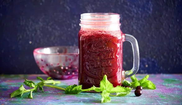 Морс из черной смородины (замороженной или свежей) с мелиссой