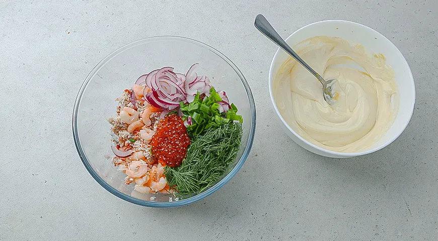 Крабовый салат с креветками и икрой