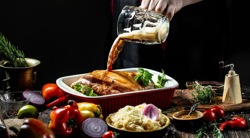 В большинстве рецептов обычное пиво можно заменить на безалкогольное