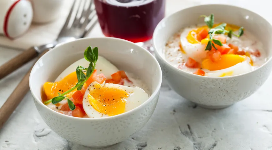 Яйца в мешочек со сметанным соусом