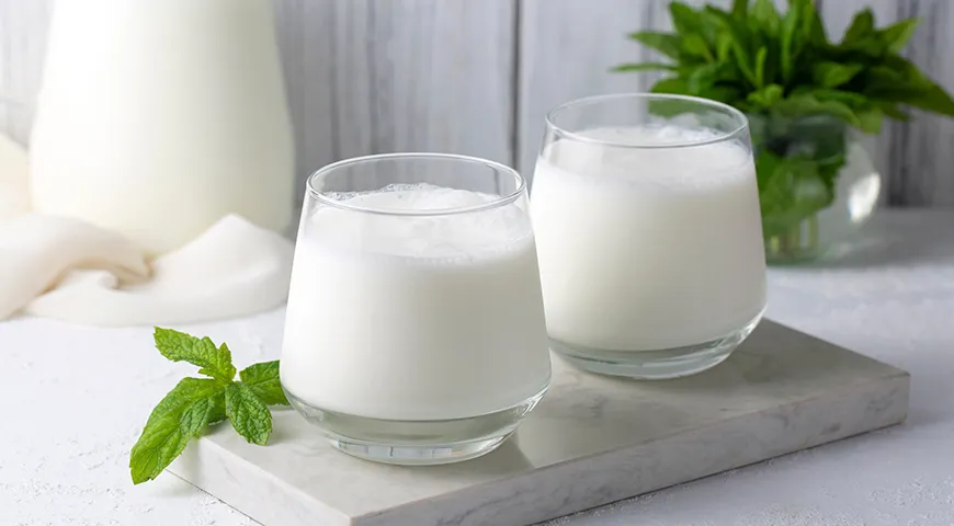 Кефир 1% сохраняет кисломолочную структуру, но при этом обладает самой легкой степенью насыщенности среди стандартных вариантов