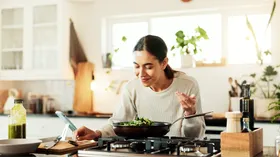 Ученые объяснили, почему иногда человек «наедается» без еды