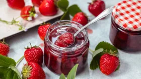 Как сварить правильное клубничное варенье: густое и прозрачное