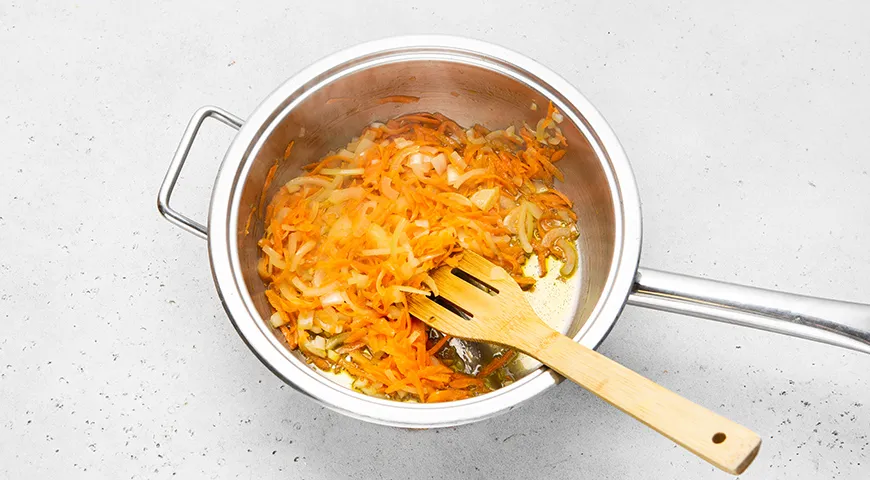 Гречка с фрикадельками на сковороде