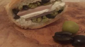 Cэндвич с бужениной, оливками и маслинами