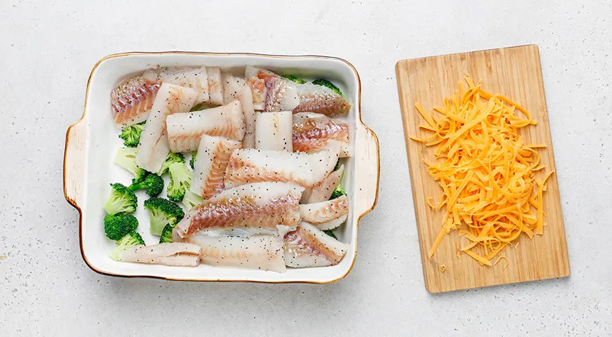 Минтай, запеченный с брокколи