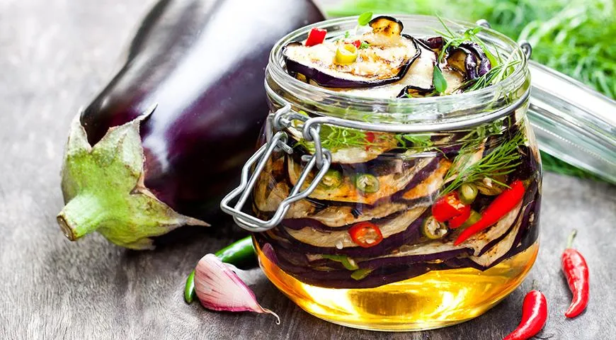 Из маринованного баклажана получается пркрасный летний салат - с помидорами, краным перцем и свежей зеленью