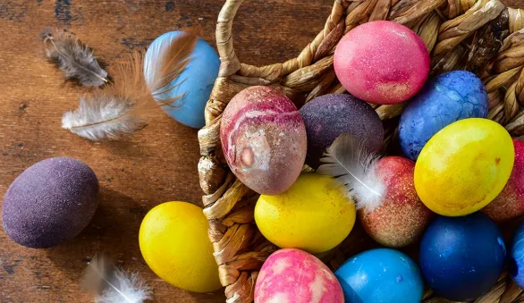 Необычные идеи покраски яиц: от салфеток и риса до декупажа и пены для бритья