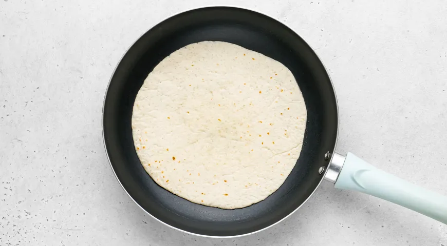 Пицца на тортилье на сковороде