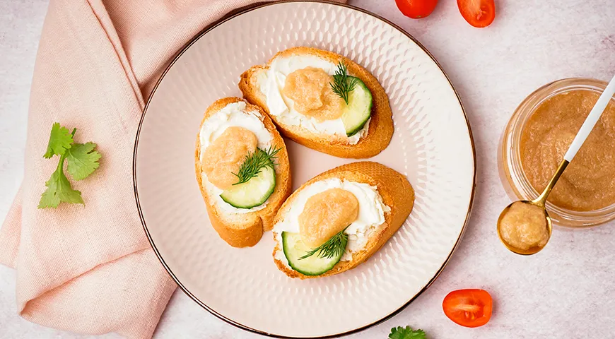 Естественный цвет икры мойвы — от светло-желтого до нежно-розового