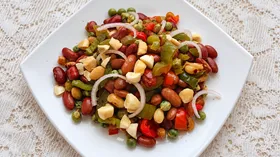 Теплый салат с фасолью и овощами