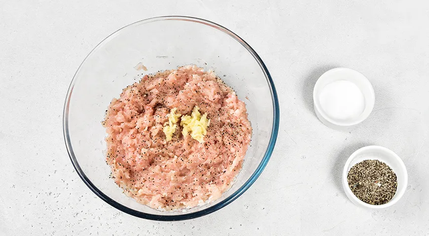 Жаренная картошка с фаршем на сковороде