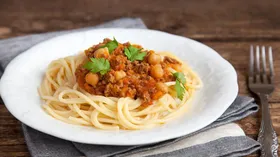 Спагетти с нутом и мясным фаршем в томатном соусе в мультиварке