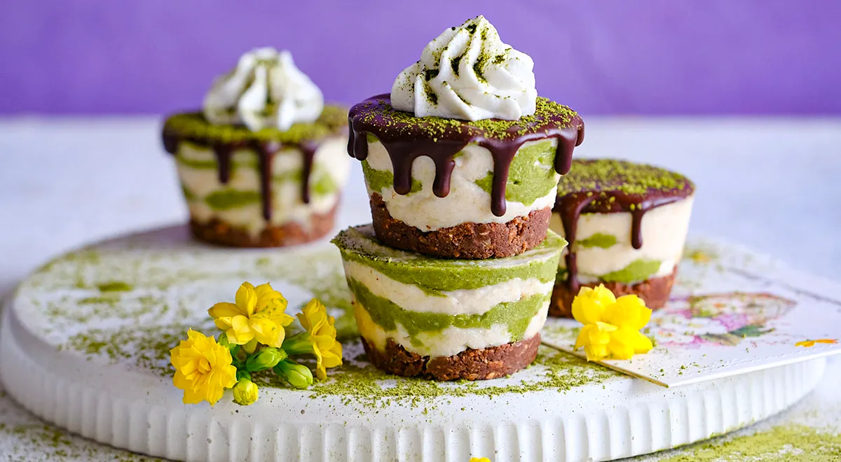 Рецепт чизкейка «Зебра» с матчей и сиропом агавы