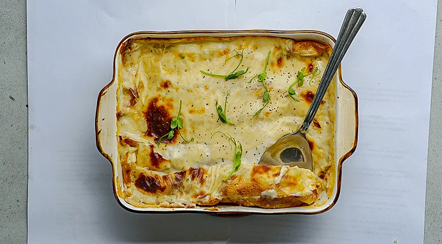 Блинная запеканка с курицей и брокколи