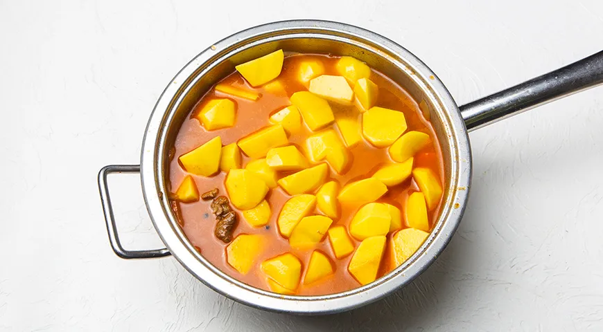 Тушенная картошка с мясом на сковороде