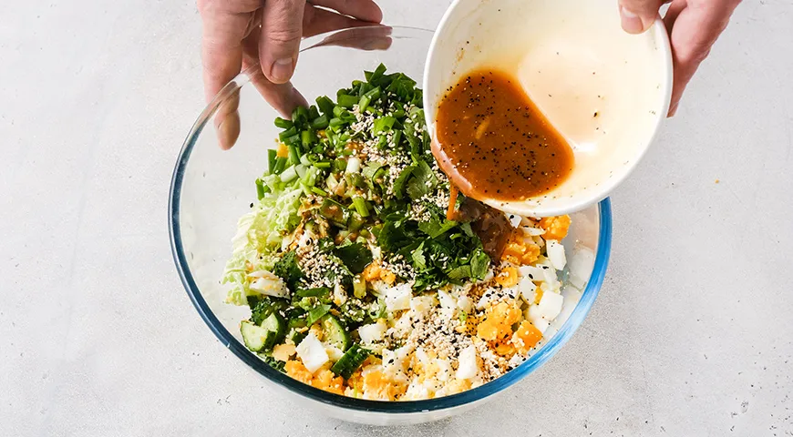 Салат из пекинской капусты с кукурузой, яйцом и огурцом