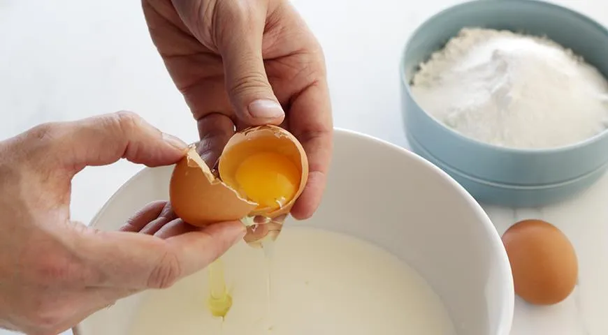 Не добавляйте много яиц в тесто для блинов, иначе блины получатся резиновыми