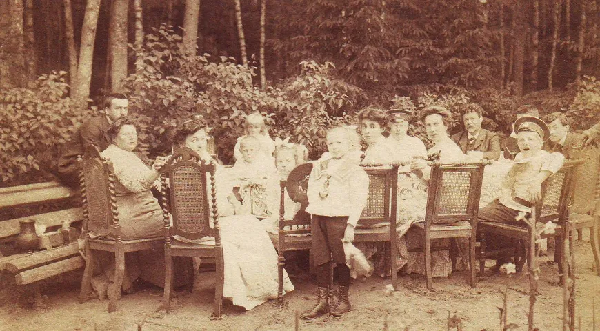 Чай в России. П. П. Щапов (крайний слева) с родственниками и друзьями в имении, 1900-е гг.