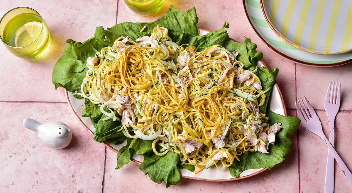 Салат с блинами, огурцом и курицей