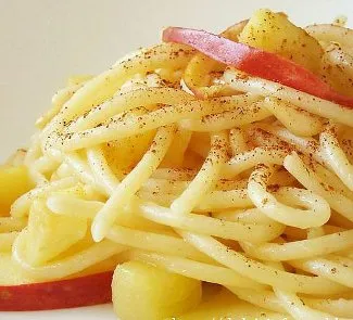 Спагетти с яблоками