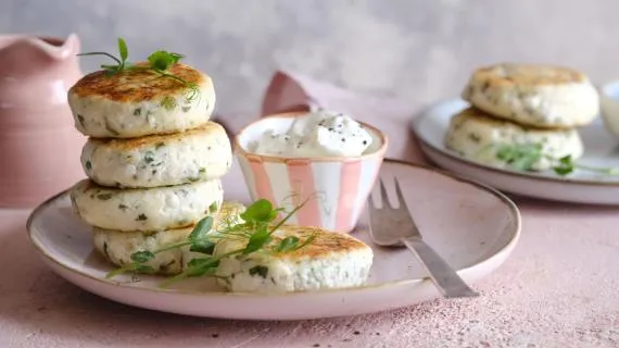 Сырники с творогом, брынзой и зеленью, рецепт