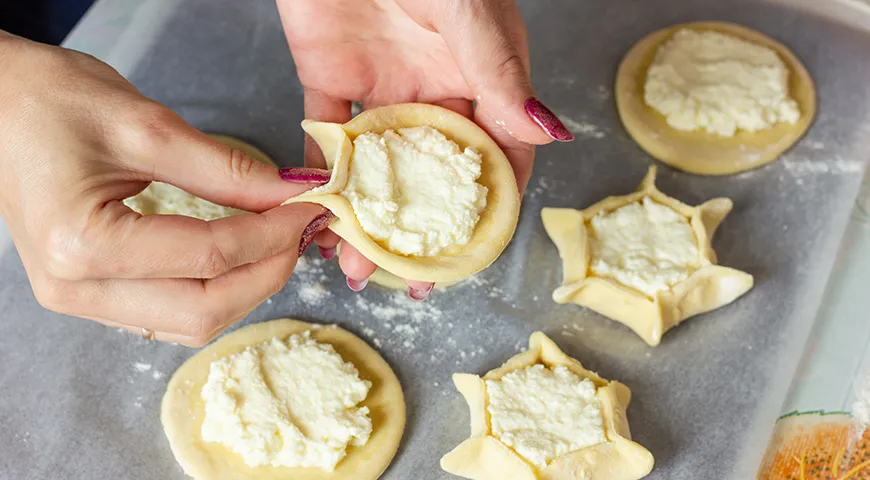Не до конца размороженный творог можно использовать в начинку или тесто